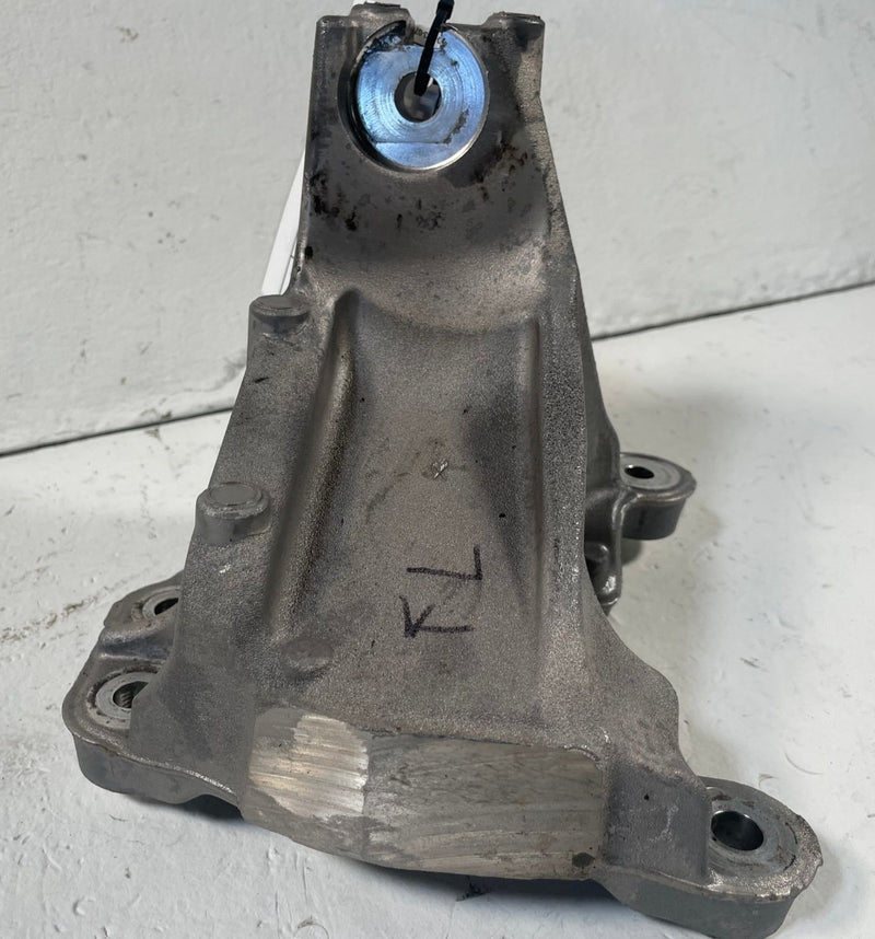 Load image into Gallery viewer, 20-26 JEEP GLADIATOR FRONT LEFT SIDE ENGINE MOUNT SUPPORT BRACKET 3.6L # 114139
