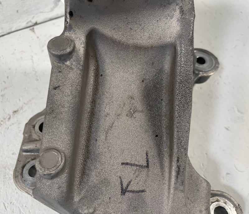 Load image into Gallery viewer, 20-26 JEEP GLADIATOR FRONT LEFT SIDE ENGINE MOUNT SUPPORT BRACKET 3.6L # 114139
