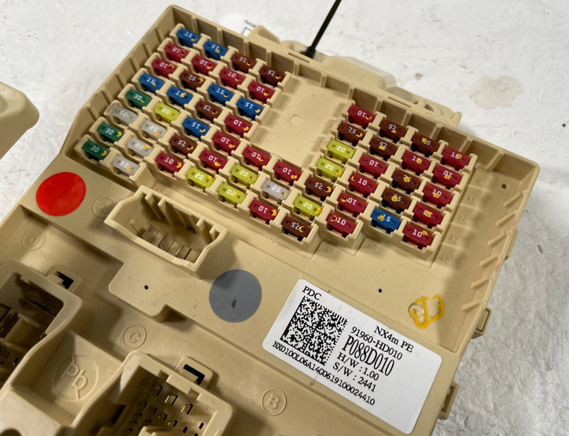 Load image into Gallery viewer, 2025 HYUNDAI TUCSON CABIN FUSE RELAY JUNCION BLOCK BOX 91960-HD010 # 108767

