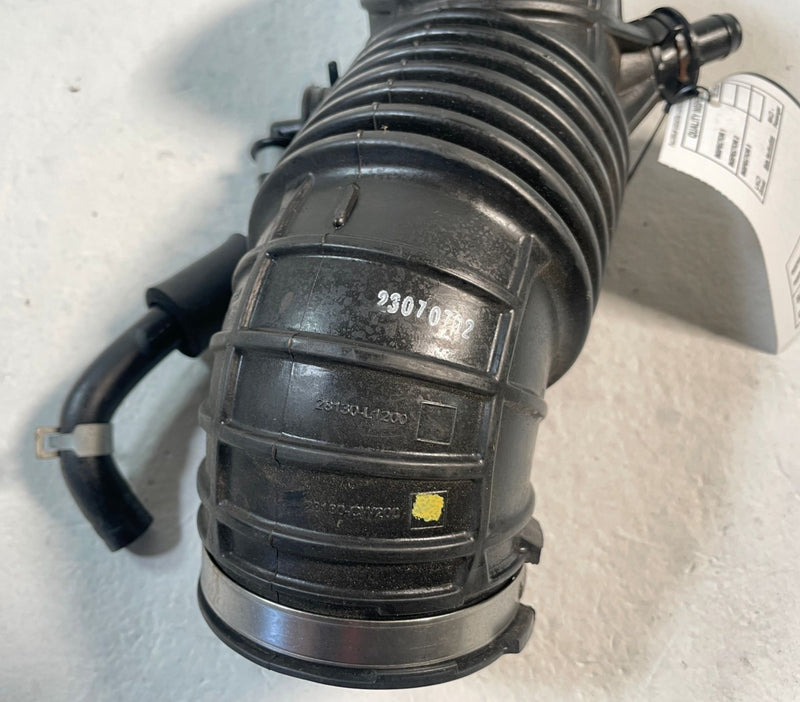 Load image into Gallery viewer, 22-25 HYUNDAI TUCSON ENGINE AIR CLEANER INTAKE HOSE TUBE PIPE 2.5L # 107348
