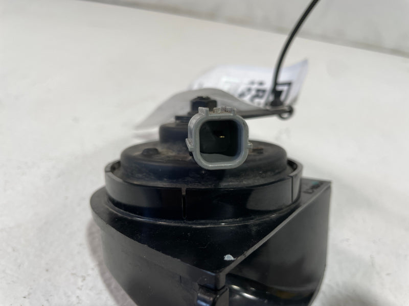 Load image into Gallery viewer, 2016-2025 HONDA PASSPORT PILOT LOW TONE NOTE PITCH HORN SIGNAL ALARM # 105227
