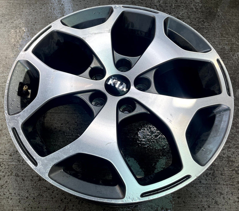 Load image into Gallery viewer, 2020-2022 KIA TELLURIDE EX WHEEL RIM 18" 18X7.5J 49.5 W/ CAP 5 Y-SPOKE # 114390
