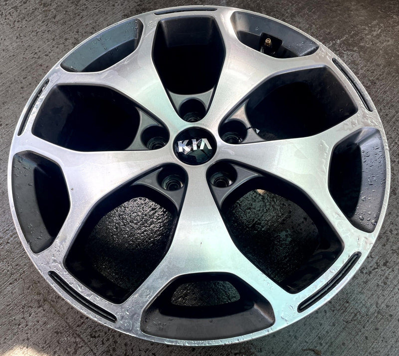 Load image into Gallery viewer, 2020-2022 KIA TELLURIDE EX WHEEL RIM 18" 18X7.5J 49.5 W/ CAP 5 Y-SPOKE # 114386
