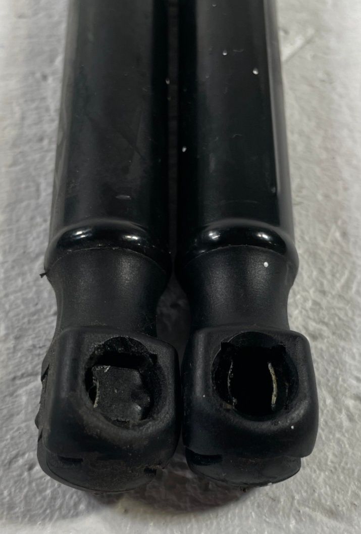 Load image into Gallery viewer, 2022-2025 HYUNDAI IONIQ 5 FRONT LEFT &amp; RIGHT SIDE HOOD SHOCK STRUT SET # 108812
