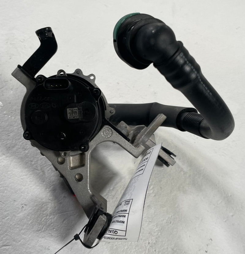 Load image into Gallery viewer, 2022-24 HYUNDAI IONIQ 5 ENGINE MOTOR WATER COOLANT PUMP HOSE W/ BRACKET # 108813
