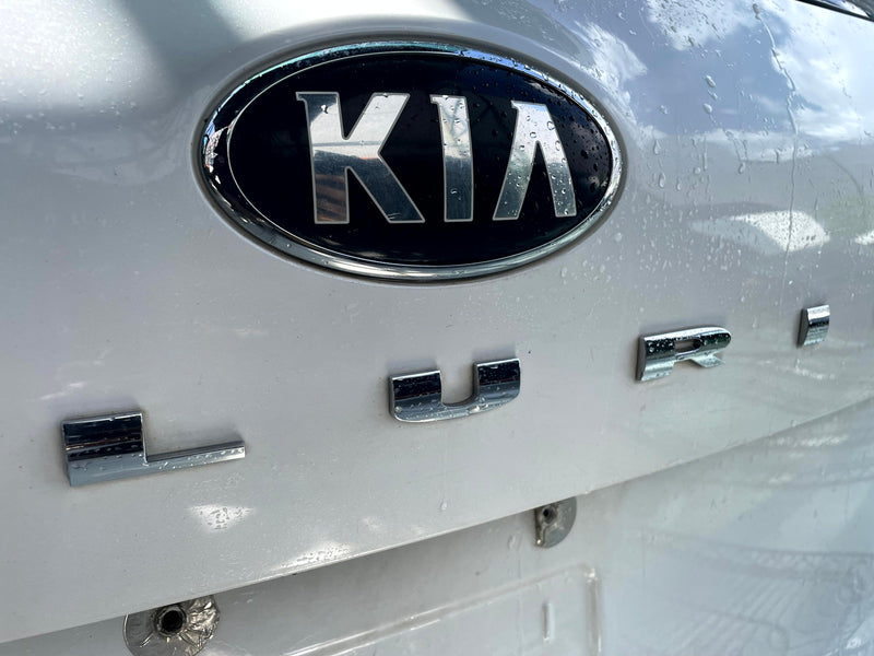 Load image into Gallery viewer, KIA TELLURIDE TRUNK LID DECK TAIL GATE HATCH ASSEMBLY WHITE (GWP) 20-25 # 114380
