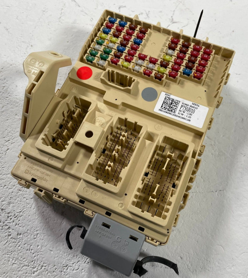 Load image into Gallery viewer, 2024-2026 HYUNDAI SANTA FE DASHBOARD FUSE RELAY JUNCTION BOX BLOCK 2.5L # 112059
