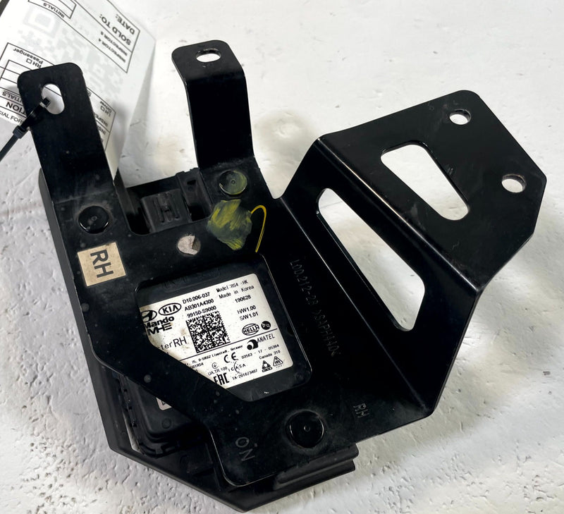 Load image into Gallery viewer, 2020 - 2022 KIA TELLURIDE REAR RIGHT BLIND SPOT RADAR SENSOR W/ BRACKET # 114340
