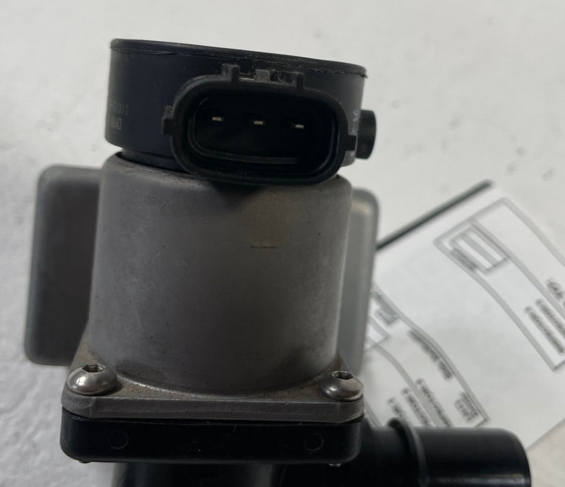 Load image into Gallery viewer, 2022-2024 HYUNDAI IONIQ 5 RWD HV BATTERY COOLANT 3 WAY CHANGEOVER VALVE # 108822
