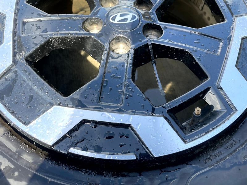 Load image into Gallery viewer, HYUNDAI SANTA FE 18" BLACK &amp; MACHINED ALLOY WHEEL W/TIRE (ONLY#1) 24-25 # 106965
