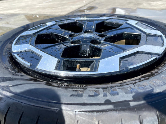 HYUNDAI SANTA FE 18" BLACK & MACHINED ALLOY WHEEL W/TIRE (ONLY#1) 24-25 # 106965