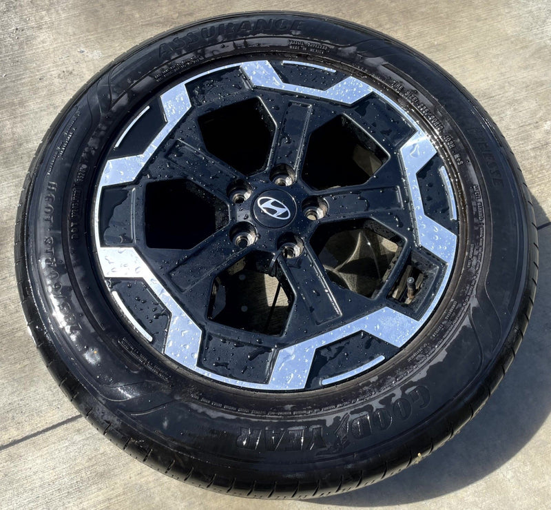 Load image into Gallery viewer, HYUNDAI SANTA FE 18" BLACK &amp; MACHINED ALLOY WHEEL W/TIRE (ONLY#1) 24-25 # 106966
