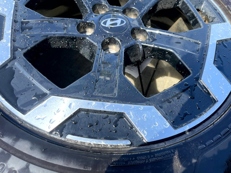 Load image into Gallery viewer, HYUNDAI SANTA FE 18" BLACK &amp; MACHINED ALLOY WHEEL W/TIRE (ONLY#1) 24-25 # 106966
