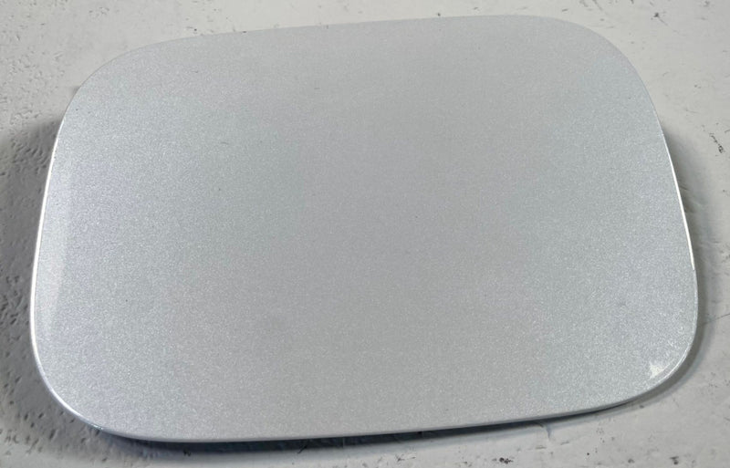 Load image into Gallery viewer, 2020 - 2022 KIA TELLURIDE REAR FUEL GAS TANK DOOR LID COVER WHITE (SWP) # 114344
