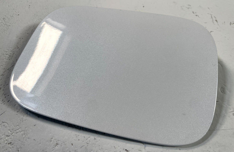 Load image into Gallery viewer, 2020 - 2022 KIA TELLURIDE REAR FUEL GAS TANK DOOR LID COVER WHITE (SWP) # 114344
