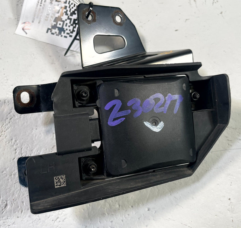 Load image into Gallery viewer, 2020 - 2022 KIA TELLURIDE REAR LEFT BLIND SPOT RADAR SENSOR W/ BRACKET # 114329
