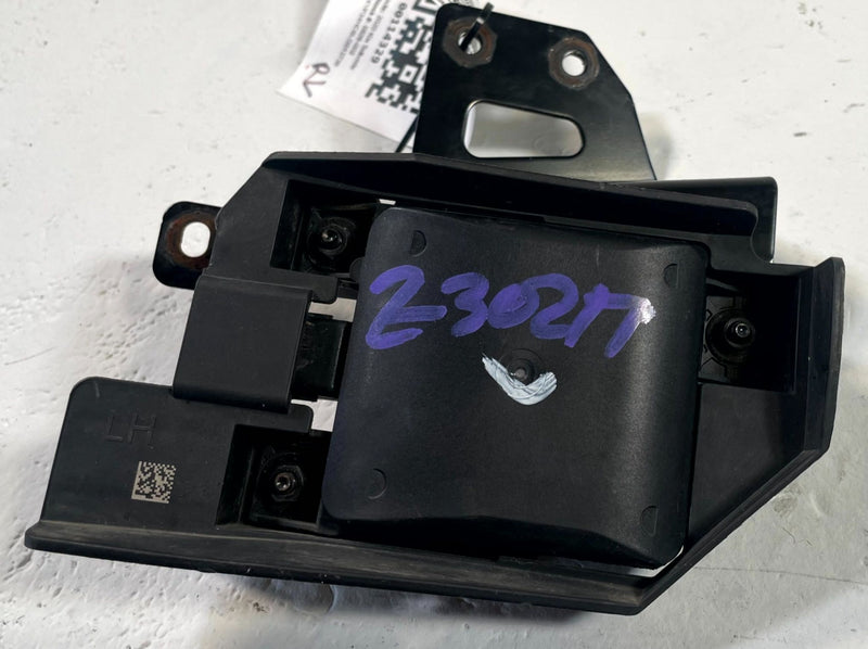 Load image into Gallery viewer, 2020 - 2022 KIA TELLURIDE REAR LEFT BLIND SPOT RADAR SENSOR W/ BRACKET # 114329
