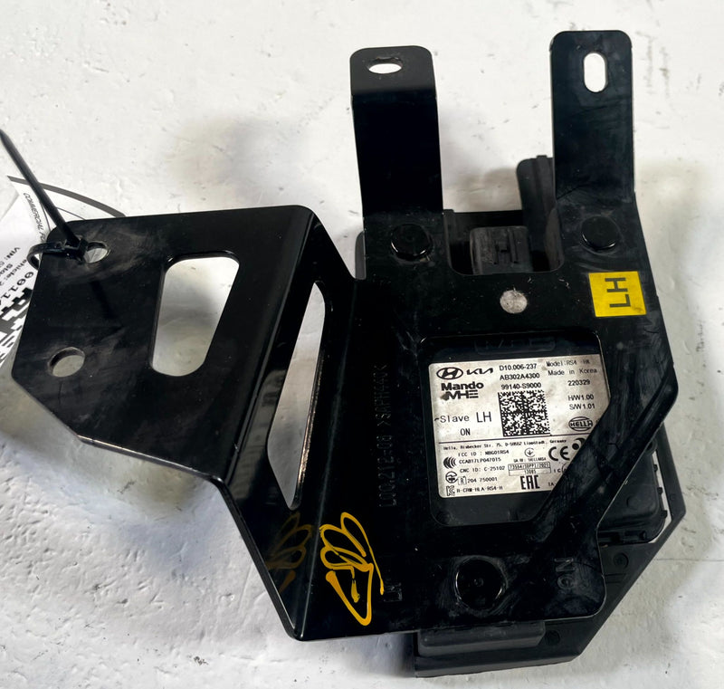 Load image into Gallery viewer, 2020 - 2022 KIA TELLURIDE REAR LEFT BLIND SPOT RADAR SENSOR W/ BRACKET # 114329
