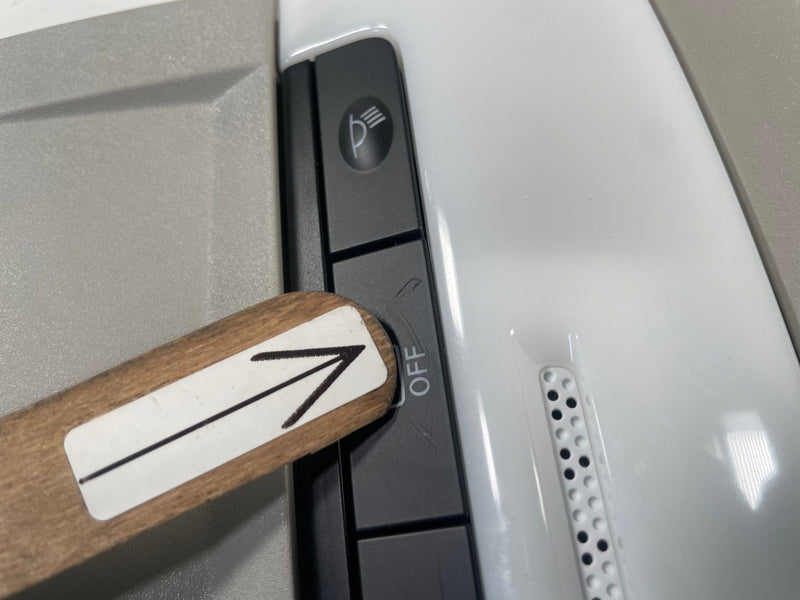 Load image into Gallery viewer, 2025 NISSAN ROGUE INTERIOR ROOF OVERHEAD CONSOLE DOME MAP LIGHT LAMP # 111662
