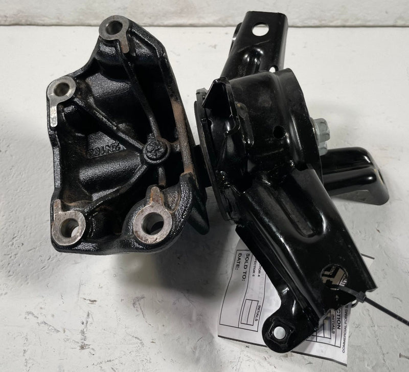 Load image into Gallery viewer, 2021-2025 HYUNDAI SANTA FE FRONT LEFT TRANSMISSION MOUNT BRACKET 2.5L # 112096
