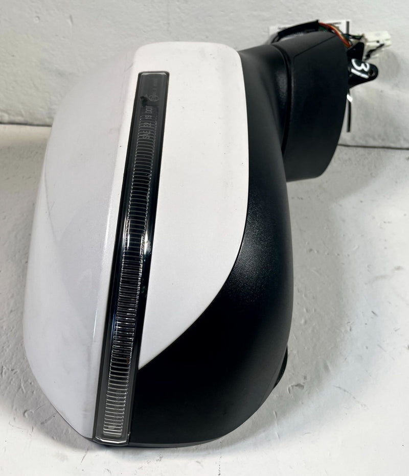 Load image into Gallery viewer, 2020-22 KIA TELLURIDE FRONT RIGHT VIEW DOOR MIRROR W/O CAMERA WHITE SWP # 114360
