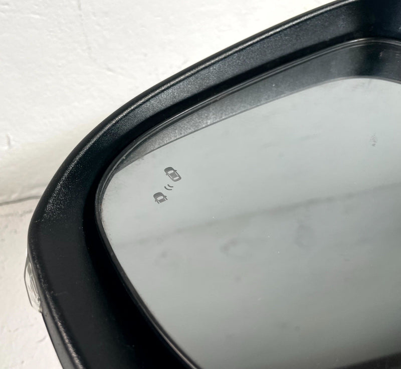 Load image into Gallery viewer, 2020-22 KIA TELLURIDE FRONT LEFT VIEW DOOR MIRROR W/O CAMERA WHITE SWP # 114355
