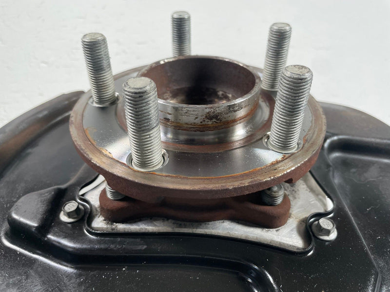 Load image into Gallery viewer, 2015-2023 FORD MUSTANG RWD REAR LEFT DRIVER SIDE SPINDLE KNUCKLE W/ HUB # 112946
