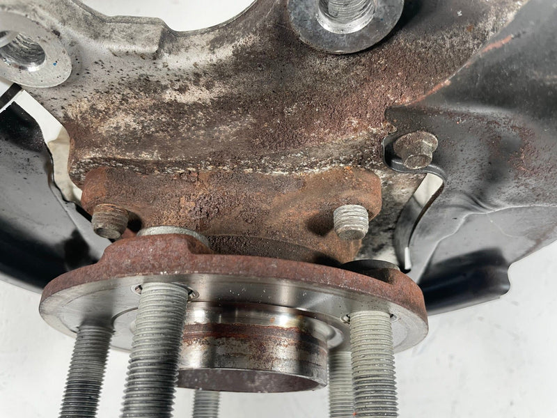 Load image into Gallery viewer, 2015-2023 FORD MUSTANG RWD REAR LEFT DRIVER SIDE SPINDLE KNUCKLE W/ HUB # 112946
