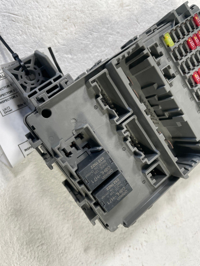 Load image into Gallery viewer, 2022 - 2024 HONDA CIVIC UNDER DASH FUSE RELAY CABIN JUNCTION BOX 2.0L # 108888
