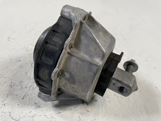 2019-2025 BMW G20 330i XDRIVE FRONT RIGHT SIDE ENGINE MOUNT BRACKET