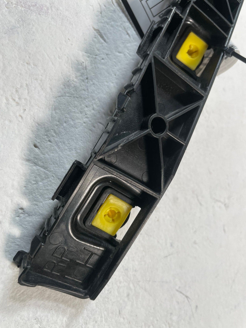 Load image into Gallery viewer, 2022-2025 HYUNDAI TUCSON REAR LEFT SIDE BUMPER MOUNT SUPPORT BRACKET # 107631
