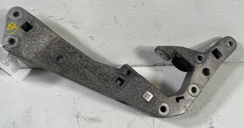 Load image into Gallery viewer, 2019-2025 BMW G20 330i xDrive TRANSMISSION CROSSMEMBER MOUNT 22319485312 #110283
