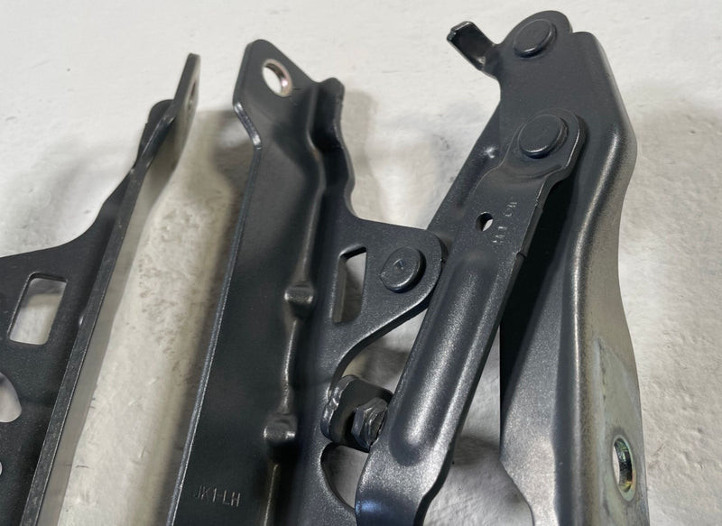 Load image into Gallery viewer, 2022 - 2025 GENESIS GV70 FRONT LEFT &amp; RIGHT HOOD BONNET HINGE PAIR # 107534
