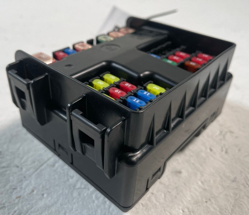 Load image into Gallery viewer, 2022-2025 HYUNDAI TUCSON ENGINE FUSE RELAY JUNCTION BLOCK BOX MODULE UNIT 107657
