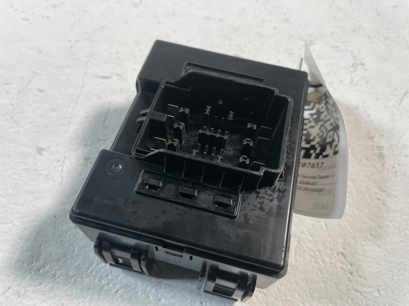 Load image into Gallery viewer, 2022-2025 HYUNDAI TUCSON ENGINE FUSE RELAY JUNCTION BLOCK BOX MODULE UNIT 107657
