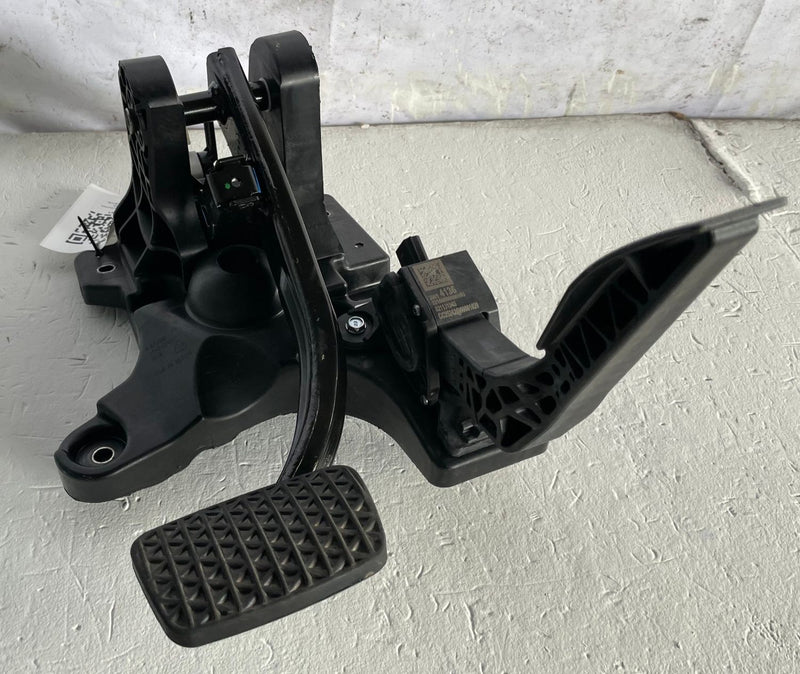 Load image into Gallery viewer, 2025-26 CHEVROLET EQUINOX FRONT ACCELERATOR &amp; BRAKE PEDAL ASSEMBLY 1.5L # 112431
