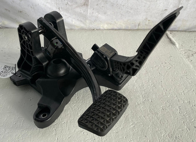 Load image into Gallery viewer, 2025-26 CHEVROLET EQUINOX FRONT ACCELERATOR &amp; BRAKE PEDAL ASSEMBLY 1.5L # 112431
