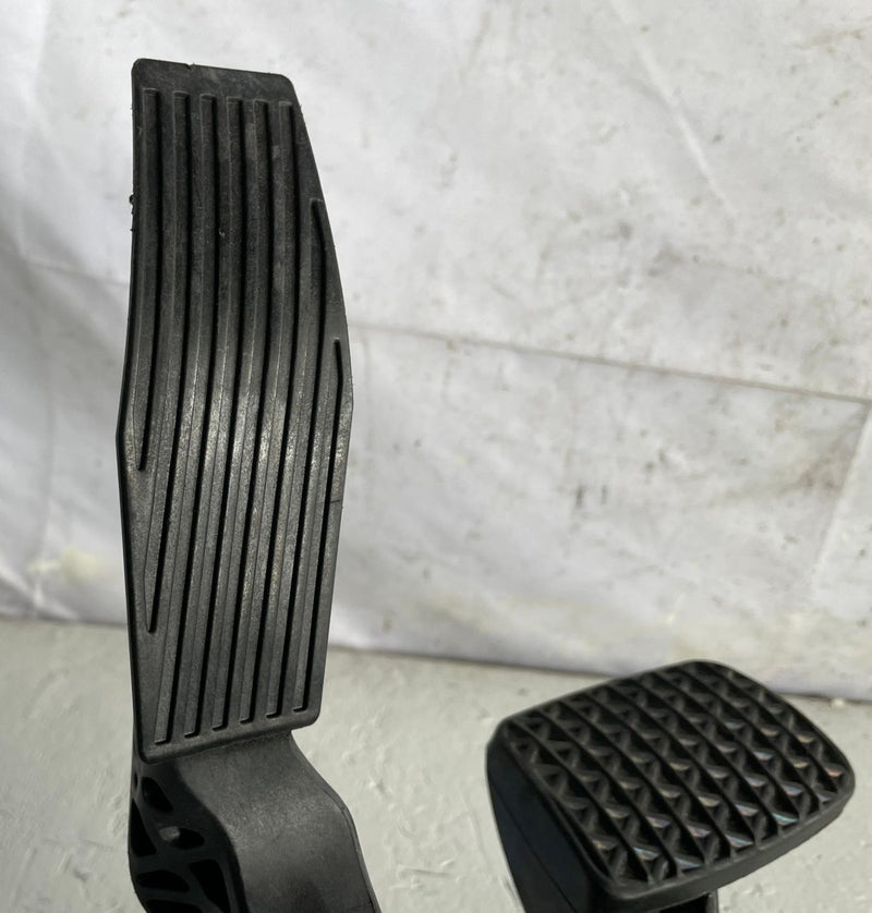 Load image into Gallery viewer, 2025-26 CHEVROLET EQUINOX FRONT ACCELERATOR &amp; BRAKE PEDAL ASSEMBLY 1.5L # 112431
