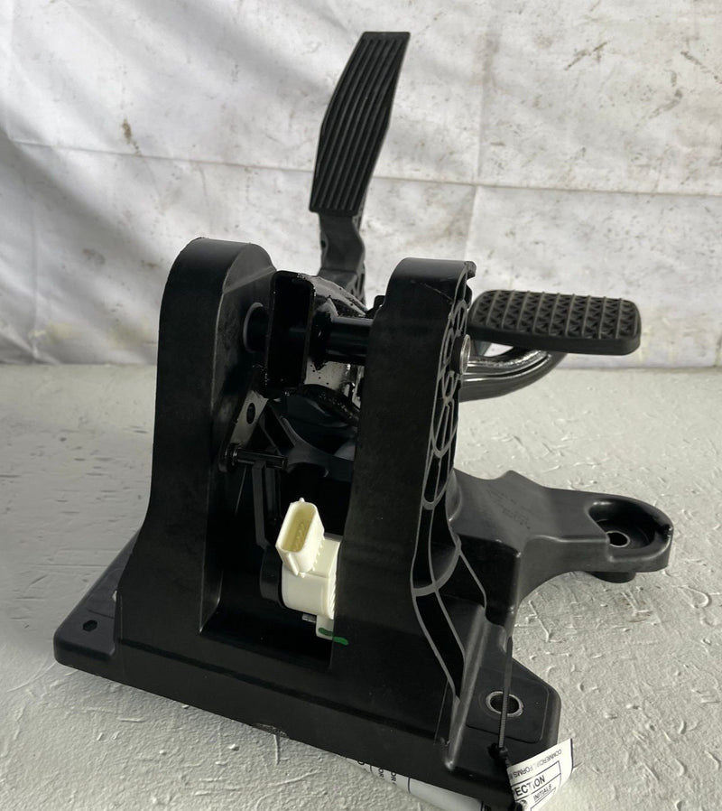 Load image into Gallery viewer, 2025-26 CHEVROLET EQUINOX FRONT ACCELERATOR &amp; BRAKE PEDAL ASSEMBLY 1.5L # 112431
