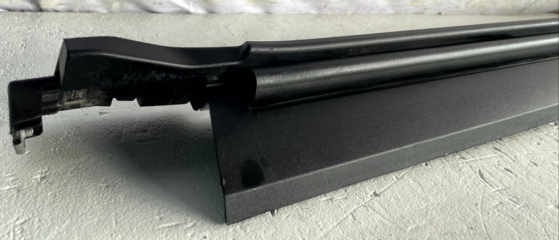 Load image into Gallery viewer, 25-26 CHEVROLET EQUINOX FRONT RIGHT SIDE ROCKER PANEL SKIRT MOLDING 1.5L #112441

