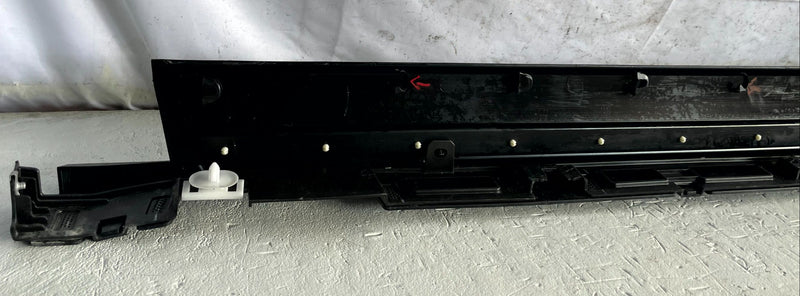 Load image into Gallery viewer, 25-26 CHEVROLET EQUINOX FRONT RIGHT SIDE ROCKER PANEL SKIRT MOLDING 1.5L #112441

