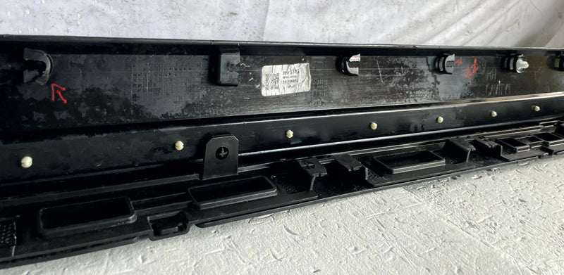 Load image into Gallery viewer, 25-26 CHEVROLET EQUINOX FRONT RIGHT SIDE ROCKER PANEL SKIRT MOLDING 1.5L #112441

