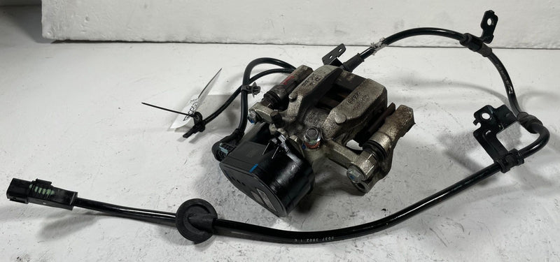 Load image into Gallery viewer, 22-25 HYUNDAI TUCSON REAR RIGHT BRAKE CALIPER ASSEMBLY W/ ABS SENSOR # 107705
