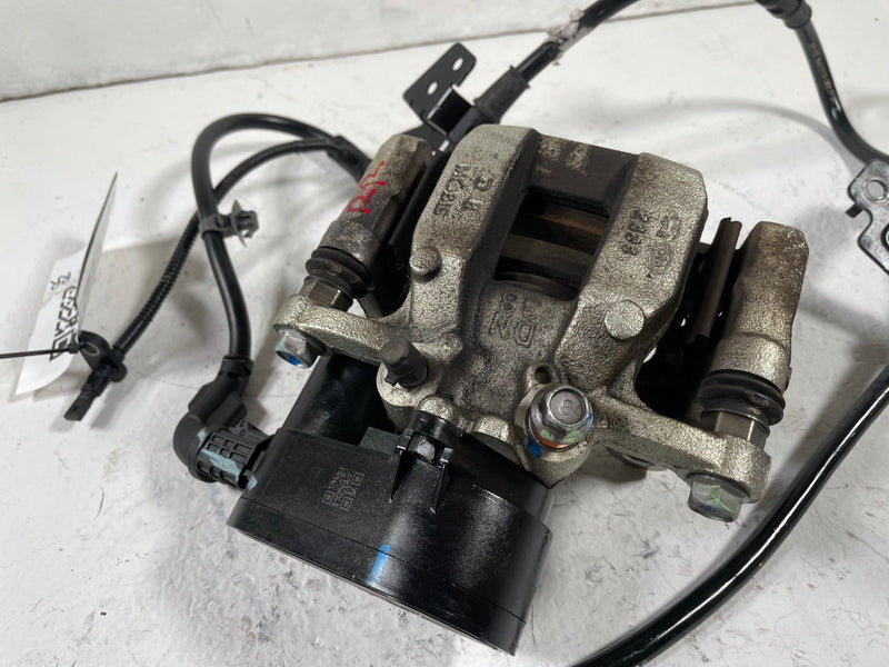 Load image into Gallery viewer, 22-25 HYUNDAI TUCSON REAR RIGHT BRAKE CALIPER ASSEMBLY W/ ABS SENSOR # 107705
