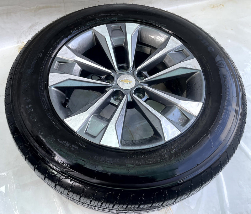 Load image into Gallery viewer, CHEVROLET EQUINOX LT 17x7-1/2 5 DOUBLE SPOKE ALLOY WHEEL RIM W/TIRE 25-26 112417
