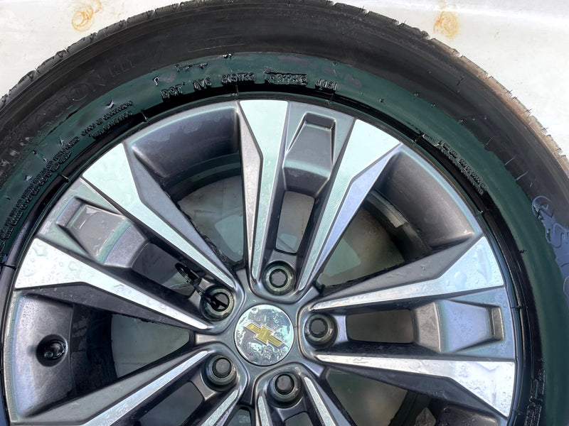Load image into Gallery viewer, CHEVROLET EQUINOX LT 17x7-1/2 5 DOUBLE SPOKE ALLOY WHEEL RIM W/TIRE 25-26 112417
