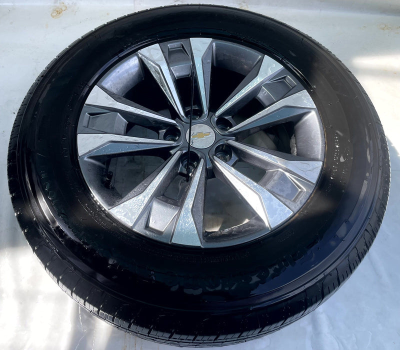 Load image into Gallery viewer, CHEVROLET EQUINOX LT 17x7-1/2 5 DOUBLE SPOKE ALLOY WHEEL RIM W/TIRE 25-26 112389
