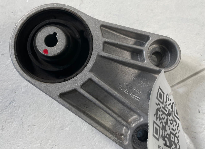 Load image into Gallery viewer, 22-24 HYUNDAI IONIQ 5 RWD RIGHT PASSENGER ENGINE MOUNT SUPPORT BRACKET # 109100
