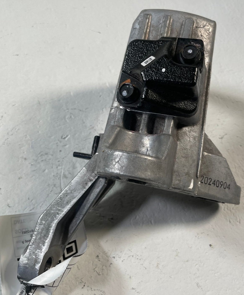 Load image into Gallery viewer, 2025 - 2026 HYUNDAI IONIQ 5 FRONT RIGHT SIDE DRIVE UNIT MOUNT BRACKET # 110423
