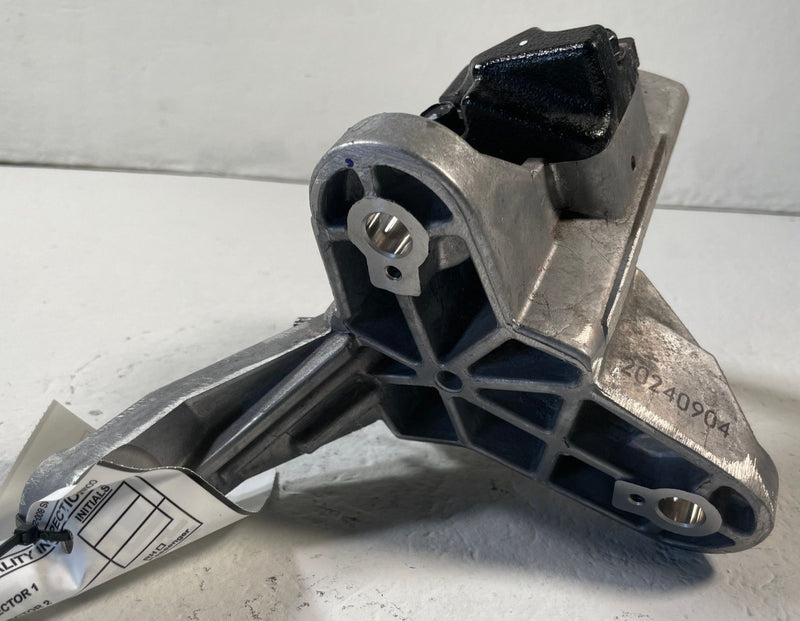 Load image into Gallery viewer, 2025 - 2026 HYUNDAI IONIQ 5 FRONT RIGHT SIDE DRIVE UNIT MOUNT BRACKET # 110423
